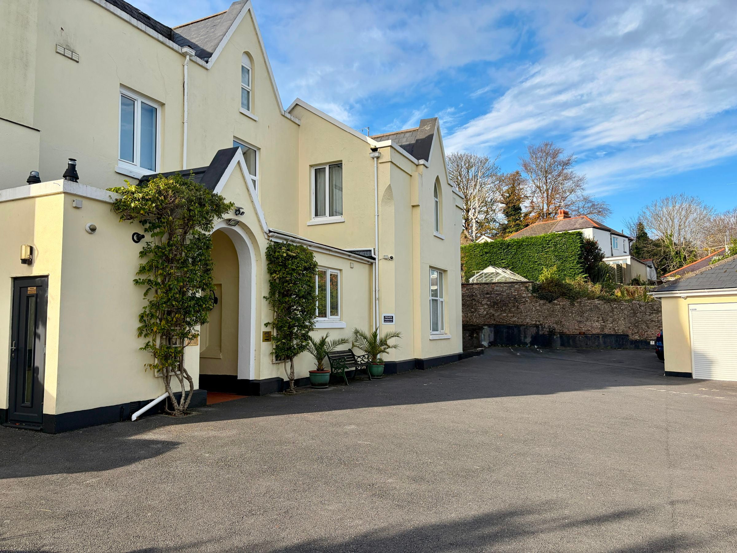 Flat Oakhill Road in Torquay