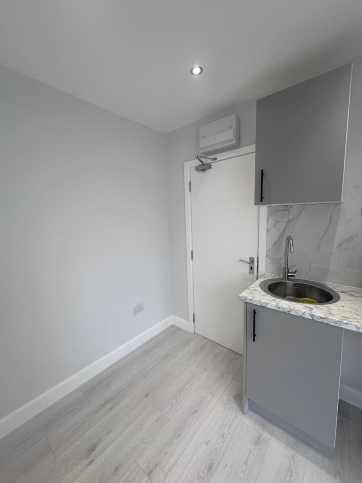 Flat Greenford Road in Greater London
