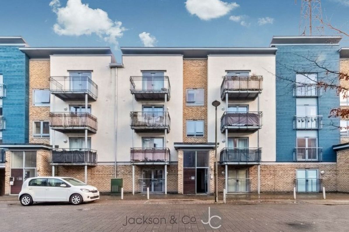 Flat Quayside Drive in Colchester