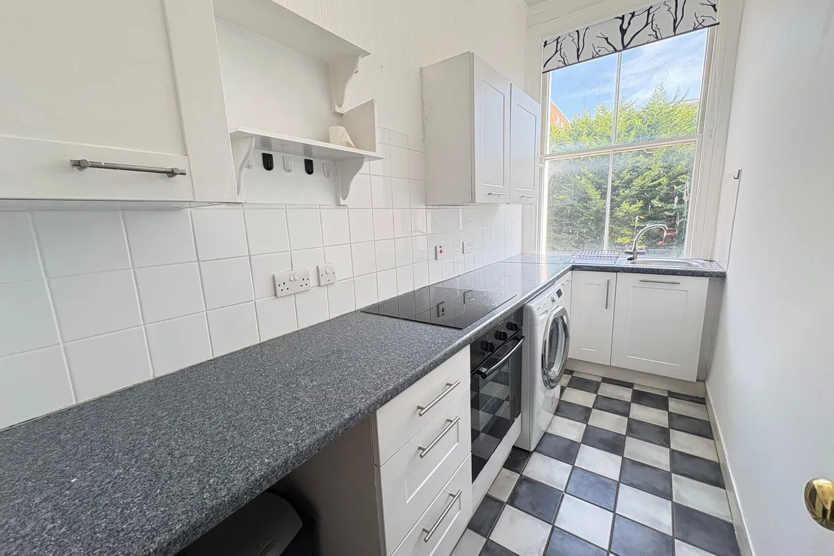 Flat Tisbury Road in Portslade by Sea