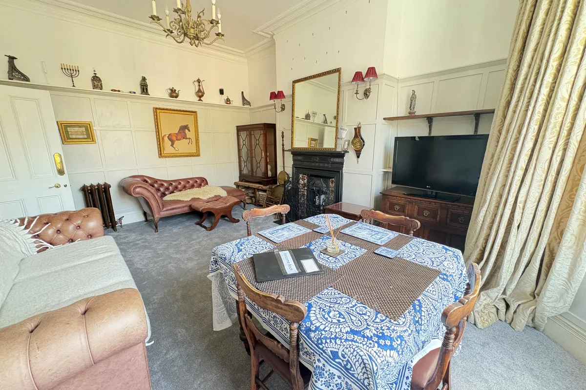 Flat Tisbury Road in Portslade by Sea