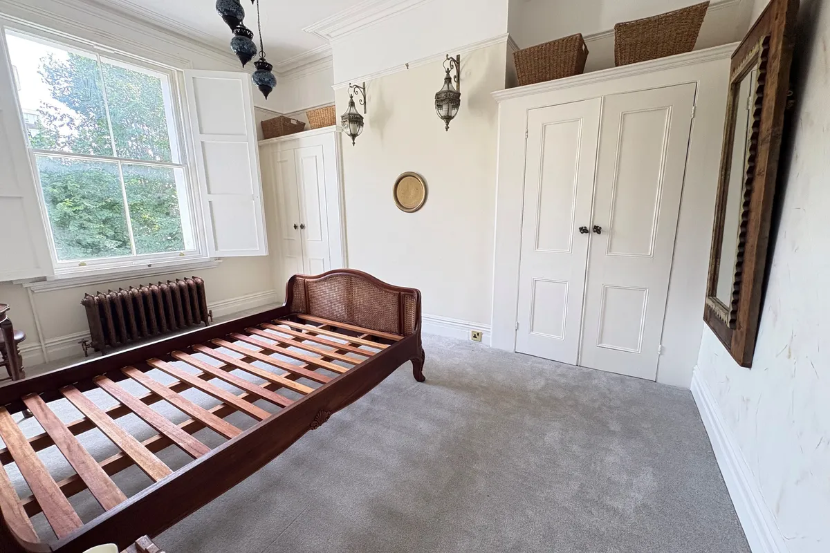 Flat Tisbury Road in Portslade by Sea