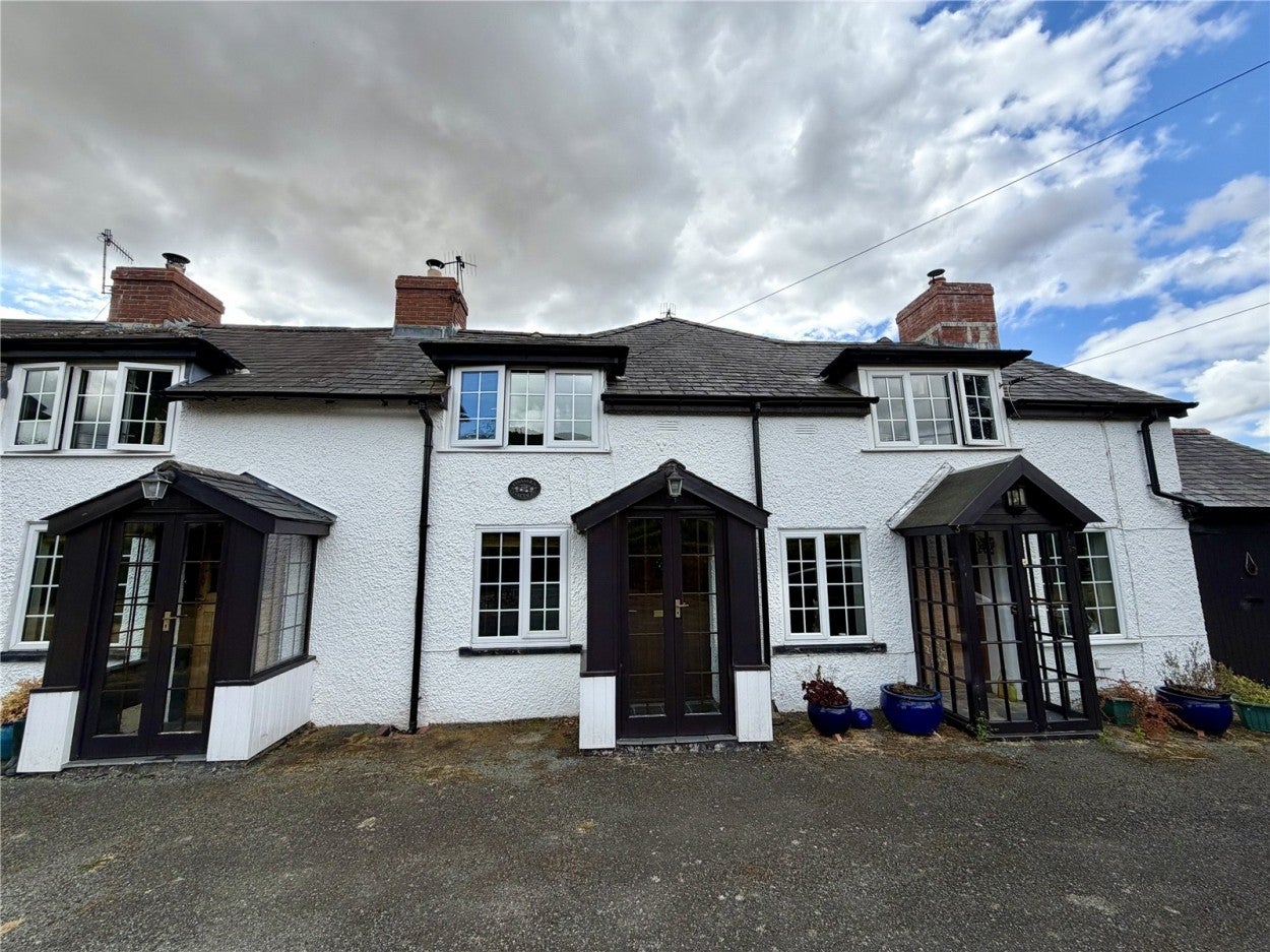 House B4568 in Llanwnnog