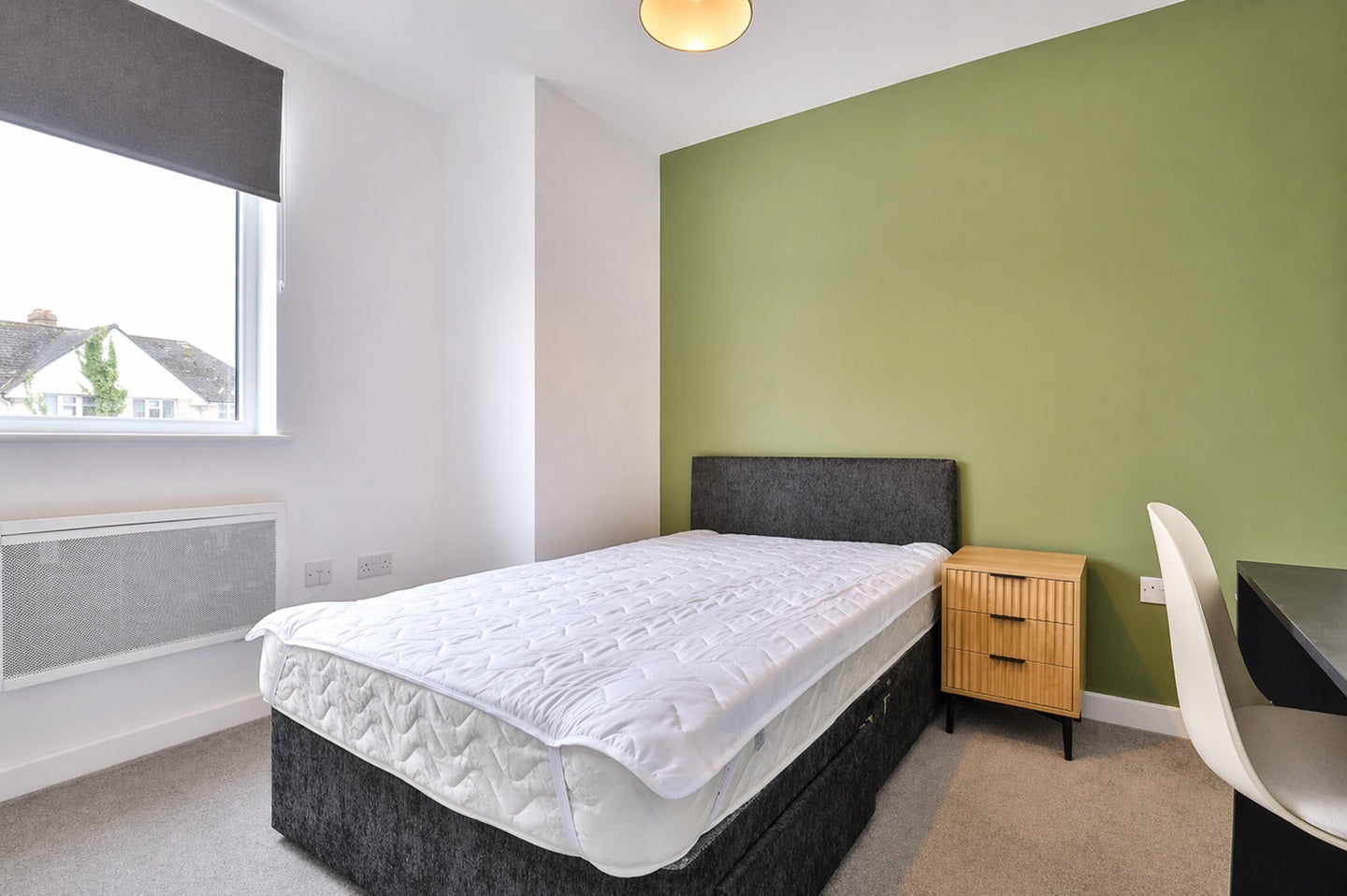 Room Kimmeridge Avenue in Poole