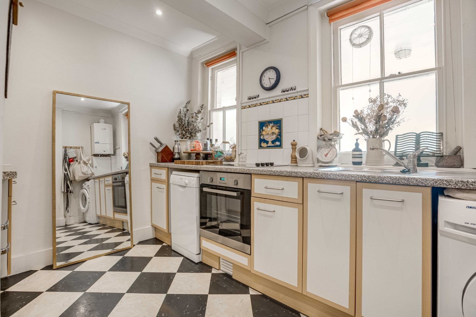 Flat Onslow Road in Greater London