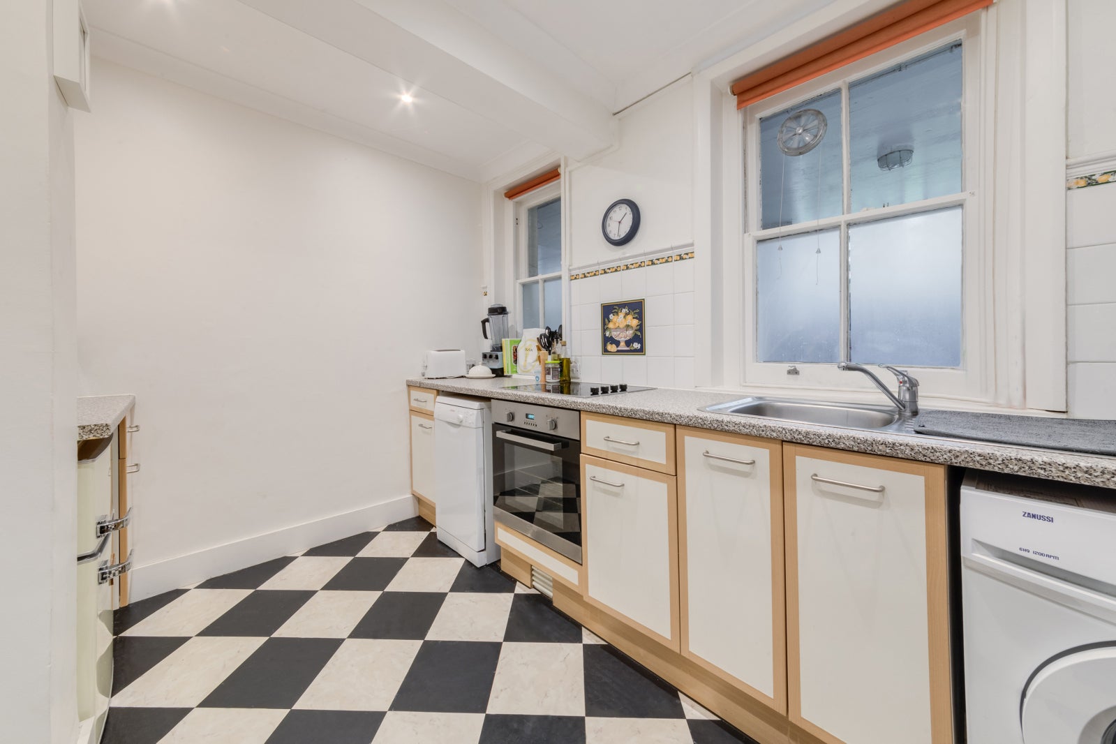 Flat Onslow Road in Greater London