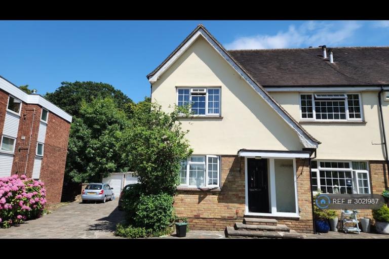 Flat Rayleigh Road in Castle Point