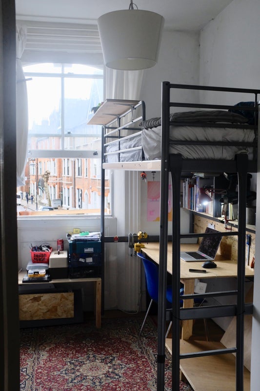 Room Cricketfield Road in Greater London