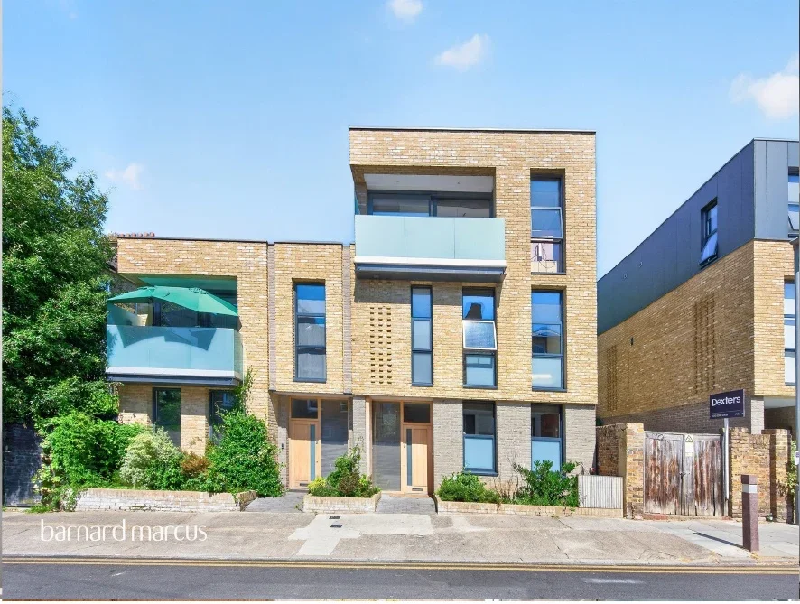 House Victoria Road in Greater London