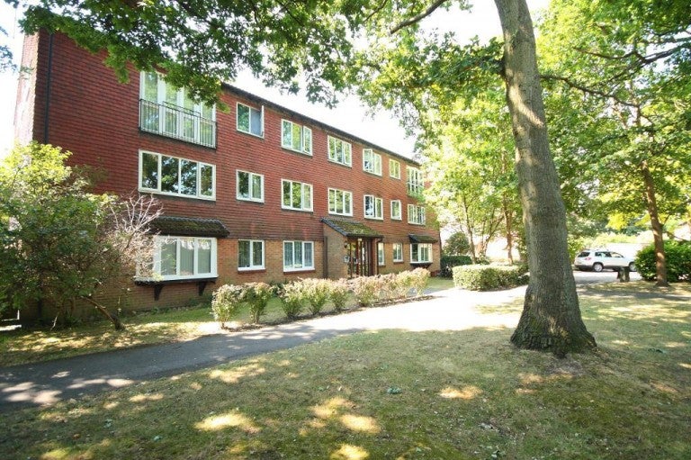 Flat Hallington Close in Woking