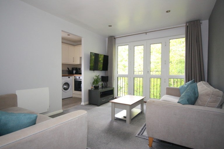 Flat Hallington Close in Woking