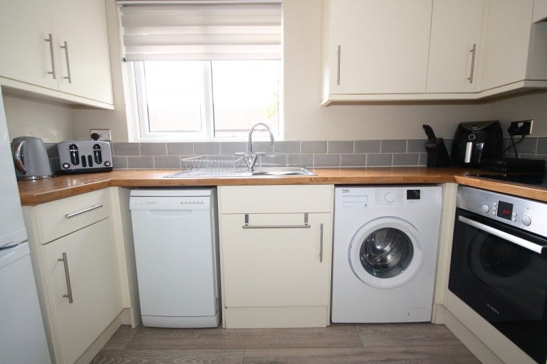 Flat Hallington Close in Woking
