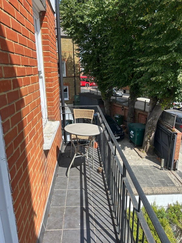 Room Hillbury Road in Greater London