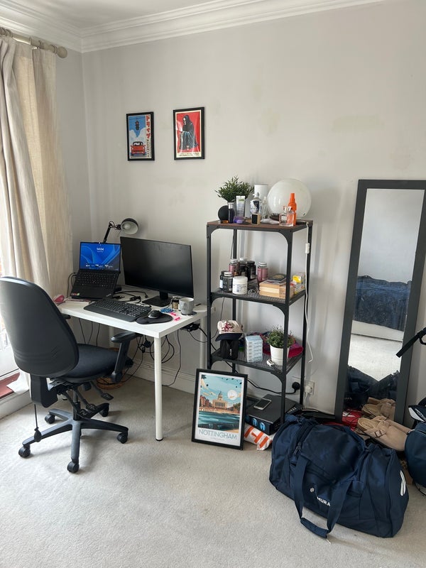 Room Hillbury Road in Greater London