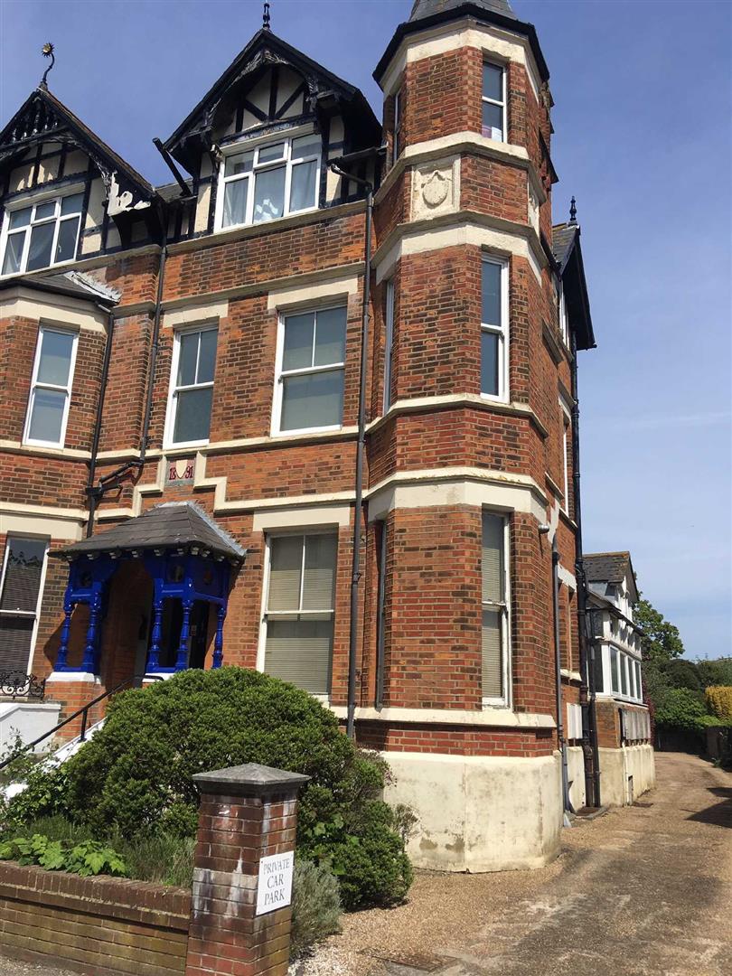 Flat Cheriton Gardens in Folkestone and Hythe District