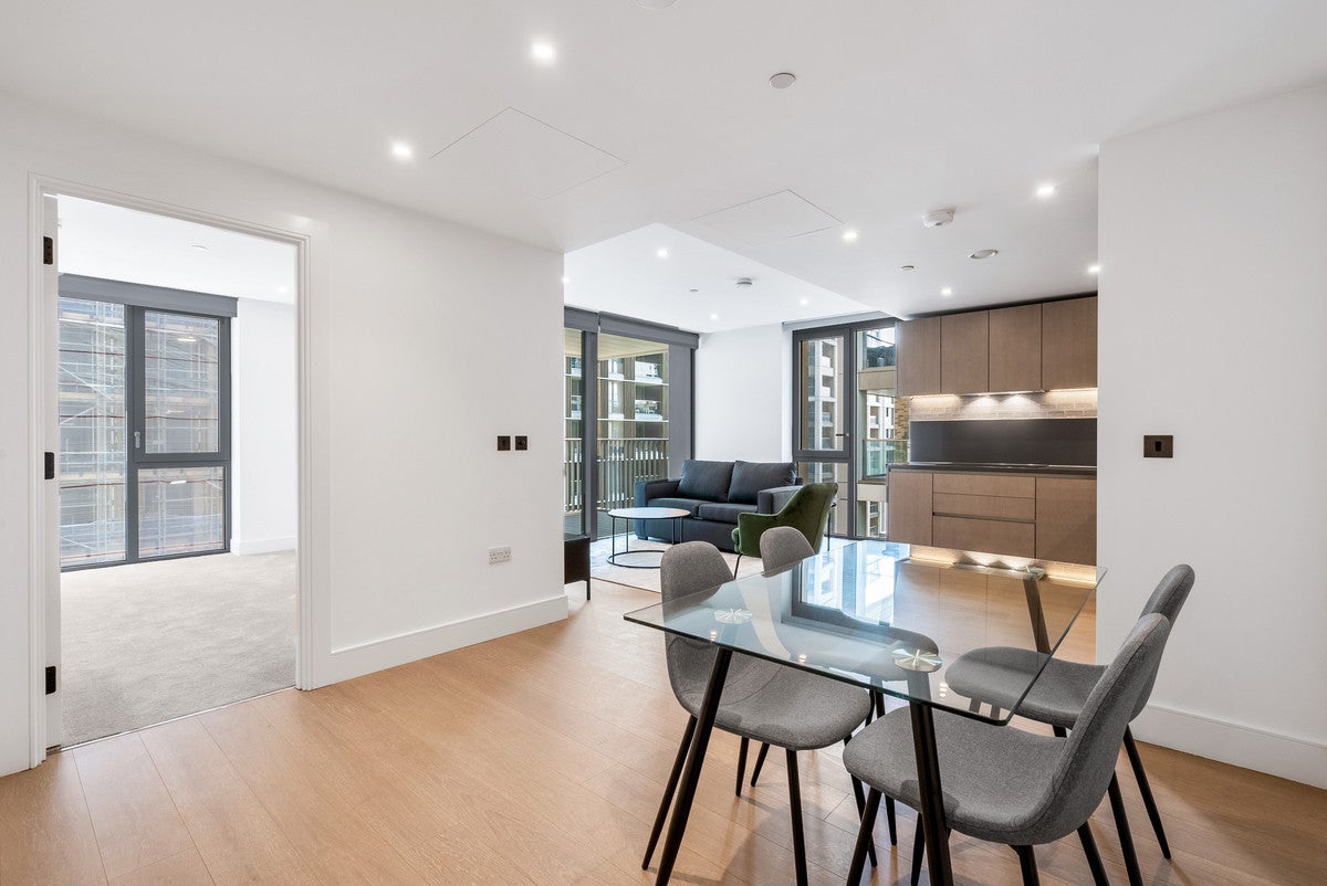 Flat Prince of Wales Drive in Greater London