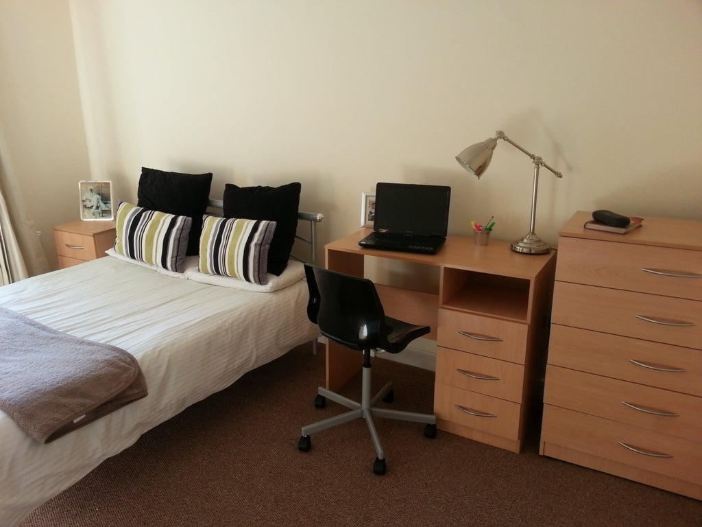 Room Rolleston Drive in Nottingham