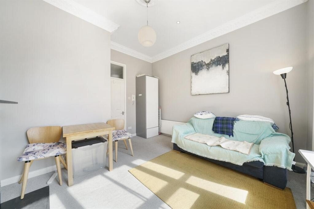 Flat Bassein Park Road in Greater London
