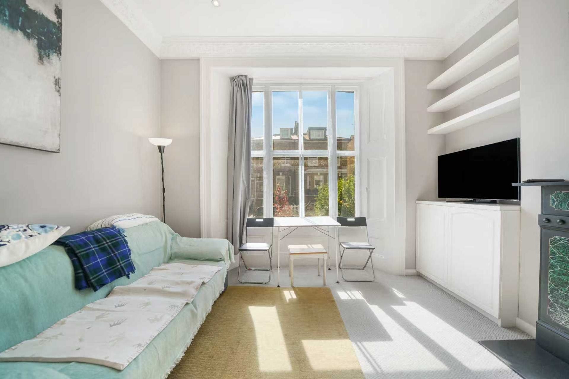 Flat Bassein Park Road in Greater London