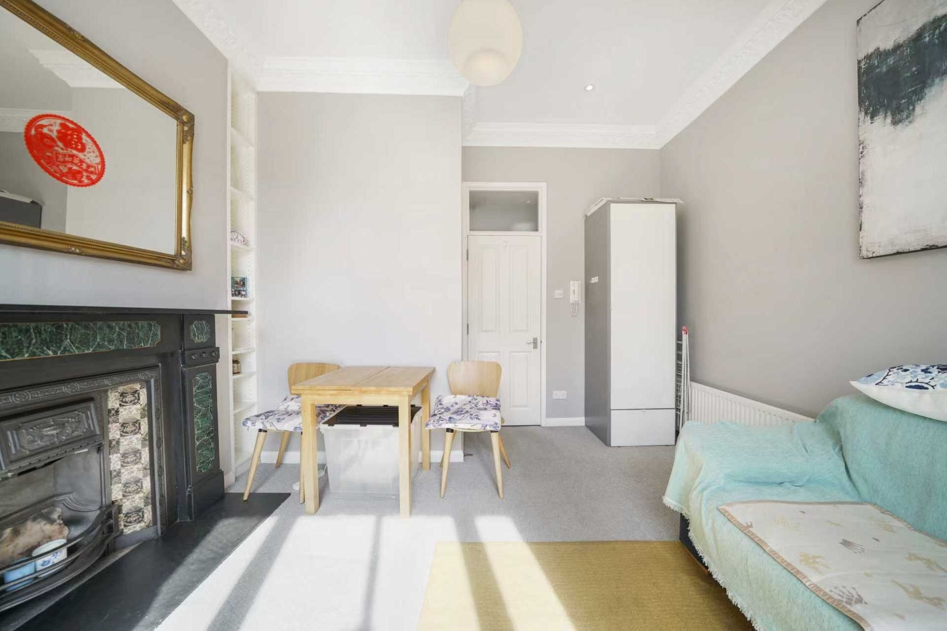 Flat Bassein Park Road in Greater London