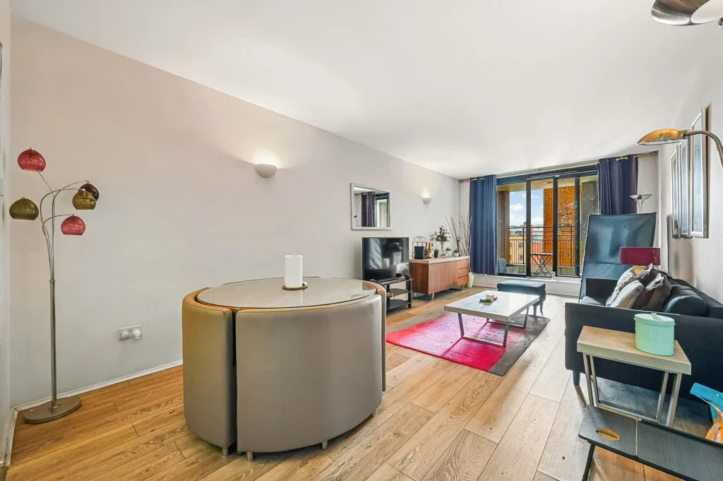 Flat Point W Access Road in Greater London