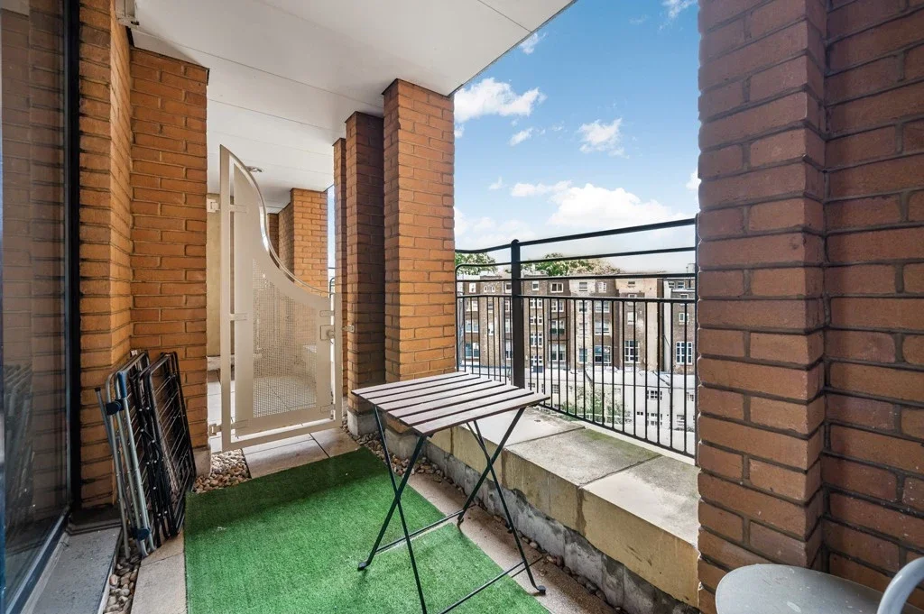 Flat Point W Access Road in Greater London