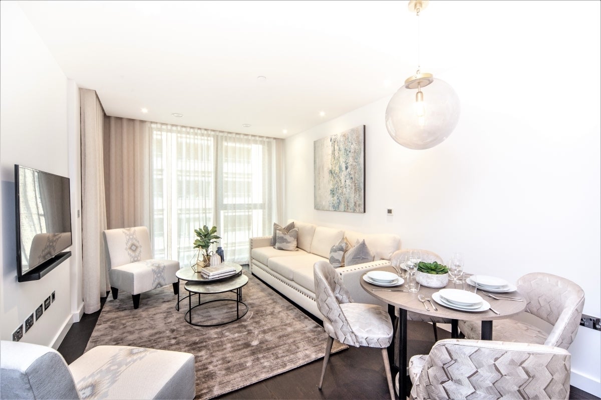 Flat Ponton Road in Greater London