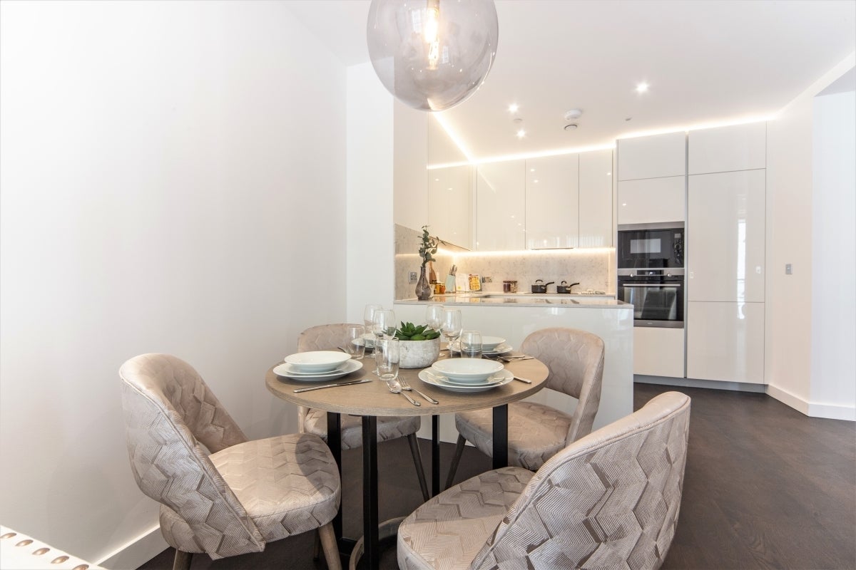 Flat Ponton Road in Greater London