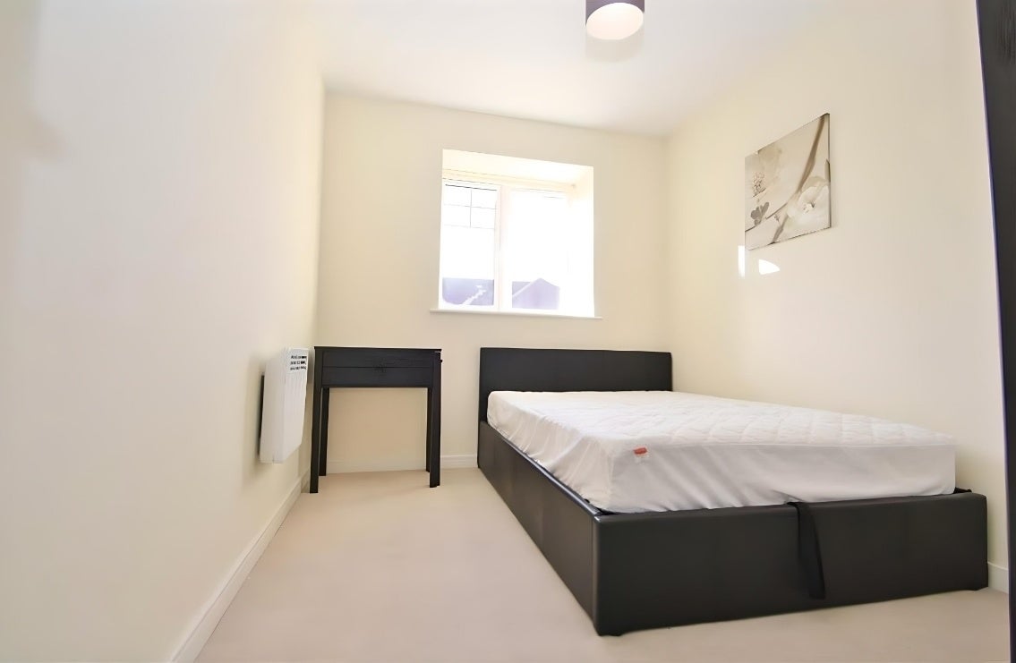Flat Schoolgate Drive in Greater London