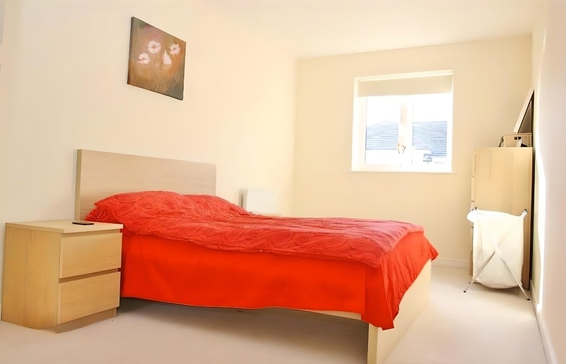 Flat Schoolgate Drive in Greater London