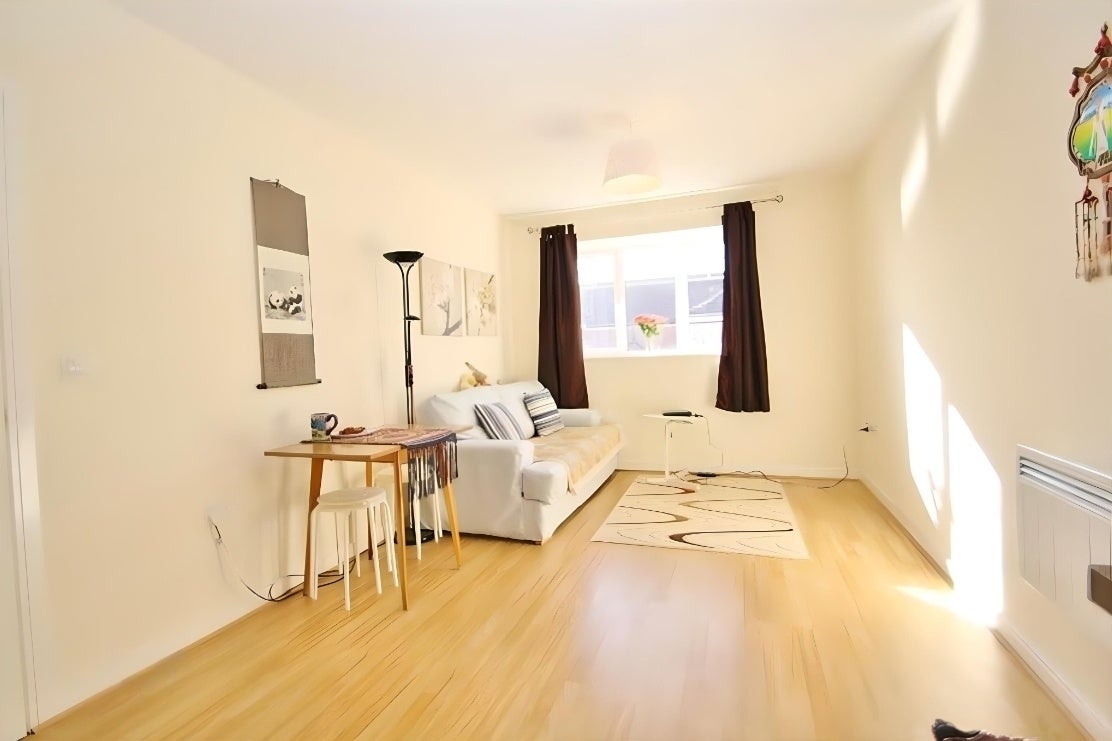 Flat Schoolgate Drive in Greater London