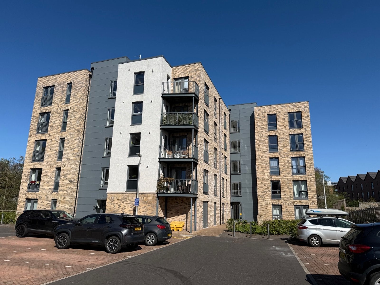 Flat Wintermill Square in City of Edinburgh