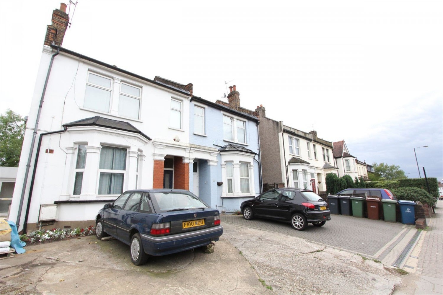 Flat Pinner Road in Greater London