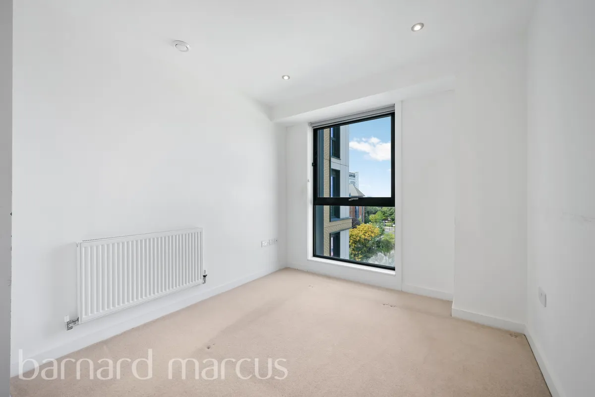 Flat Sutton Court Road in Greater London