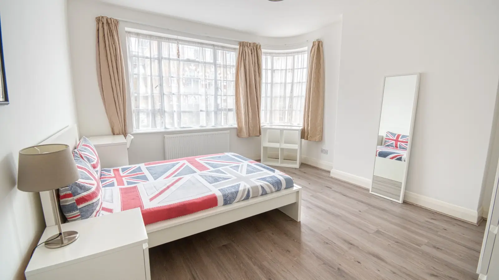 Room Rope Walk Gardens in Greater London