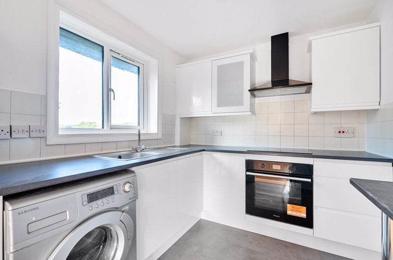 Flat Fairbairn Close in Greater London