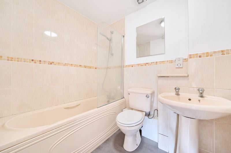 Flat Fairbairn Close in Greater London