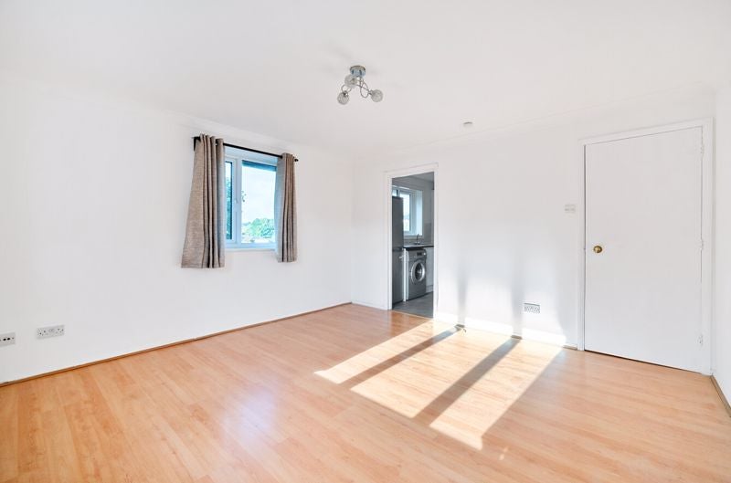 Flat Fairbairn Close in Greater London