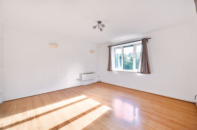 Flat Fairbairn Close in Greater London