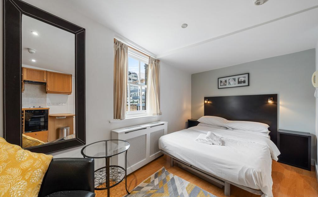 Flat Cartwright Gardens in Greater London