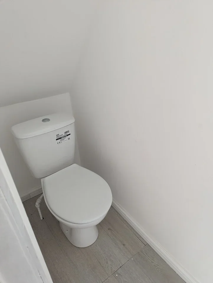 Room Hillhouse Road in Dartford
