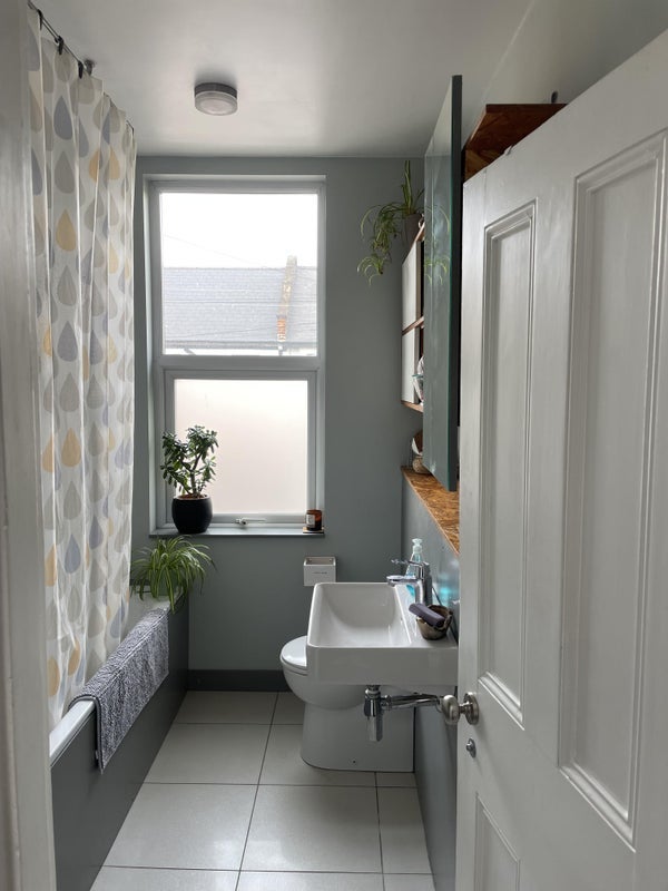 Room Manchester Road in Greater London