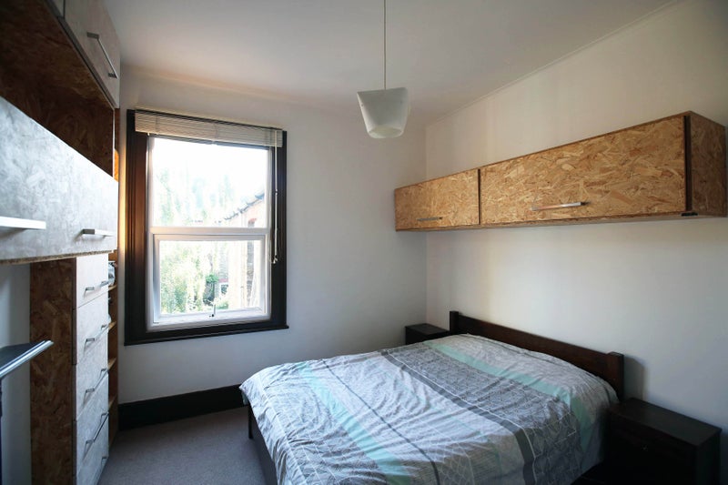 Room Manchester Road in Greater London