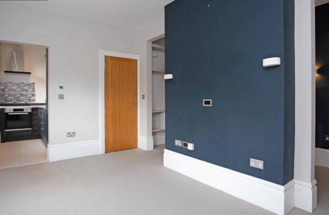 Flat Monument Green in Elmbridge
