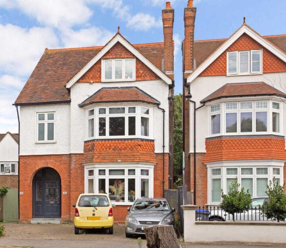 Flat Monument Green in Elmbridge