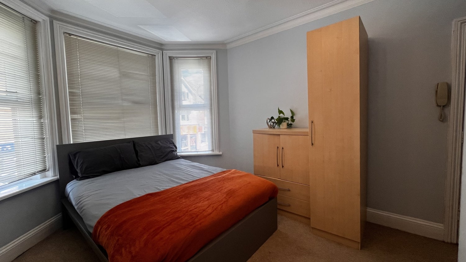Room Ashley Road in Poole