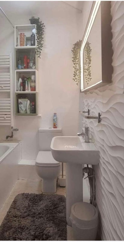 Room Leigham Avenue in Greater London