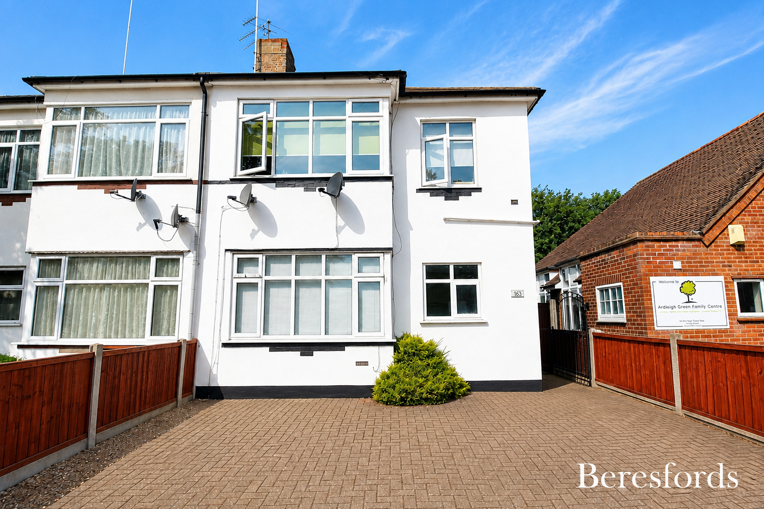Flat Ardleigh Green Road in Greater London