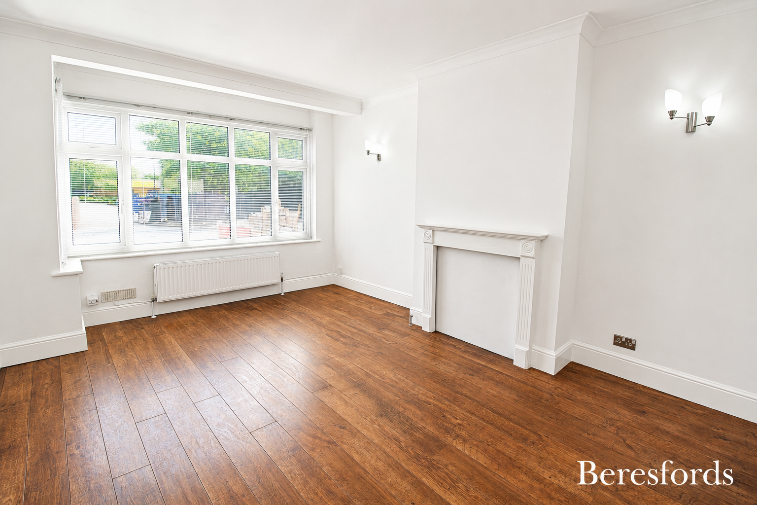 Flat Ardleigh Green Road in Greater London