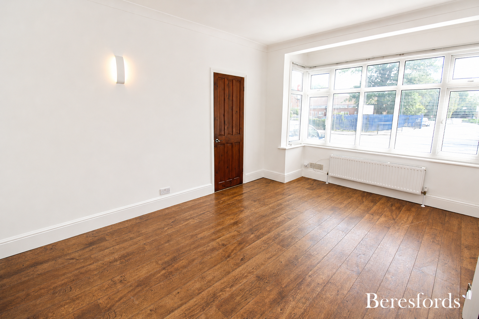 Flat Ardleigh Green Road in Greater London